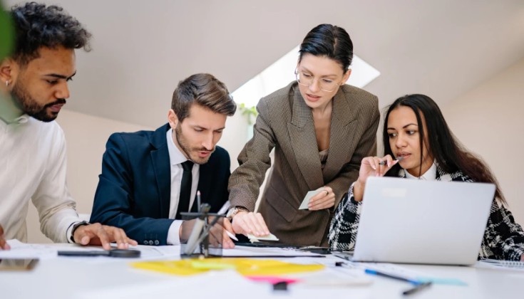 Professional coaching and mentoring session in Qatar workplace.